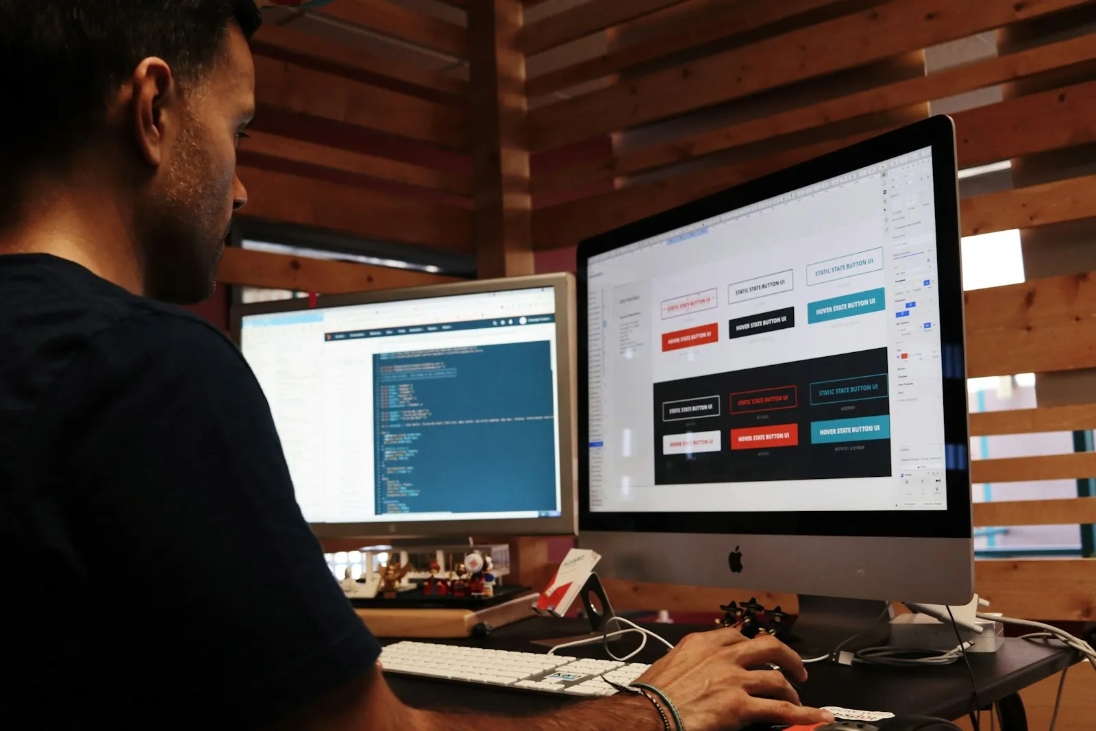 Webdesigner arbeitet an zwei Bildschirmen an einem UI-Entwurf